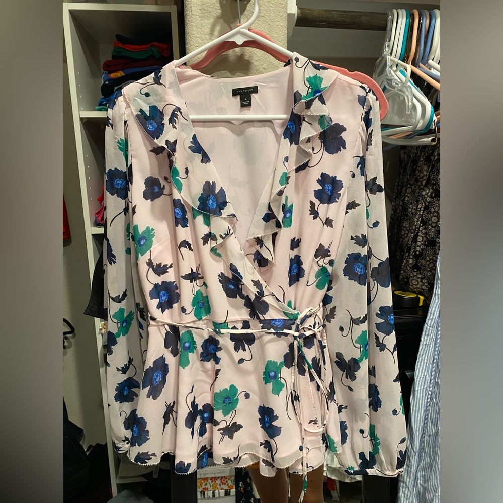 Ann Taylor wrap floral top Medium